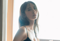 【日向坂46】これ下どうなってるんだ... 金村美玖、最新ランジェリーカットにおひさまザワつく【2nd写真集『機微』】