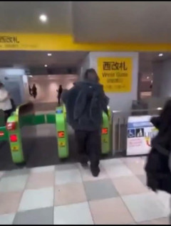 【動画】トー横キッズさん、新宿駅で一般人を無差別にボコボコにしまくって炎上