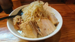 【悲報】ラーメン屋「ニンニクは？」客「普通で」「あのさぁ、コンビニで袋要るか聞かれて普通って言うの？」⇒