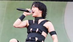 人気バンドのボーカル、フェスで敬愛する西川貴教さんからHOT LIMITの衣装を借りてパフォーマンス→最悪なことになってしまうｗｗｗｗｗｗ