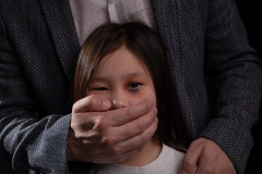 【愕然】深夜１時に警察官が来て、このマンションに住んでる小学5年の女の子が塾から帰らないって聞いてきた結果⇒！！