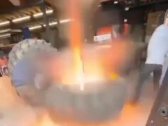トラクターのタイヤをホイールにはめるのに火を使い、爆発で1人が倒れる「一瞬、本気で死んだと思った」【海外の反応】