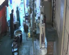 【動画】熱々の大鍋を運んでいた女性が躓いて中に落ちてしまう事故。