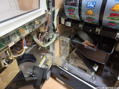 もしかしてスマスロ時代になってもいまだに1台1台扉を開けて設定変えたりリセットしてるのか？ホルコンで一括制御とか出来ないの！？