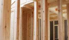 建築中、どのくらい頻繁に現場を見に行けばいいかな？
