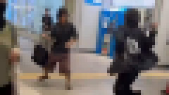 【動画】新宿駅で「トー横キッズ」とされる人物が一般人を警棒で暴行か…衝撃的な映像が拡散されネット上で波紋