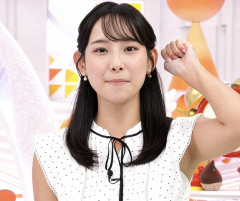 【画像】女性競馬キャスター、腋全開・・・！？