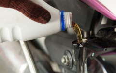 バイクのオイル交換を自分でやるか？お店でやってもらうか？