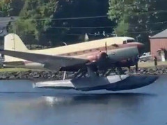 巨大なフロートを履いた双発のプロペラ機が湖に着水、岸辺にはスマホを構えた見物客がずらり【海外の反応】