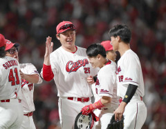 【悲報】広島・松田オーナーさん、新井監督続投を明言「新井しか思いつかなかった」wwwwwwwwww