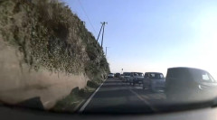 【恐怖】対面通行の渋滞をノンストップで逆走するキ〇ガイ車が出現「まじで衝突するかと思った」被害者の声