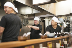 ラーメン屋「店の裏にお茶やこんな手紙を置くのやめろ！！！」 → 手紙の内容がクレームとかそういった類ではなくちゃんとした内容で賛否両論に