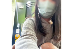 女子大生さん、駅構内で衣服を脱ぎ捨て露出→ガチでヤバいことになってしまう・・・