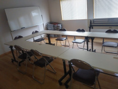 昼休みに空いてる会議室で親しくしていたら、人が入ってきて焦った