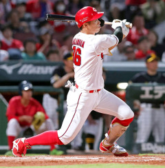 カープ中村奨成、2号先頭打者ホームラン！巨人竹丸の初球を狙い打ち！！