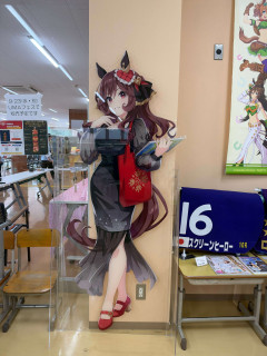 【ウマ娘】美浦村にジェンティルドンナの等身大アクスタがあるｗｗｗ