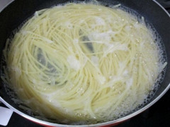【愚痴】パスタを茹でる間、ミートソースを深皿でぬるく温めていたら母に…