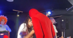 「自由すぎるアイドルグループのライブ、乱入者めっちゃいるｗ」ﾊﾟｼｬｯ→その後の公式声明が物議を醸す事態に