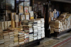 【怪奇】古書店で「謎の大量注文」が相次ぐ…米国向けに『日本の本50トン』が輸出された不気味すぎる記録ｗｗｗｗ