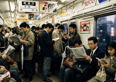 【謎】スマホ普及以前の人類、電車の中で何をして時間を潰していたかガチで謎