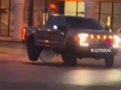 駐車場の岩を車体の下に抱えたまま走り続けるピックアップトラック「整備士にどう説明するんだ」【海外の反応】