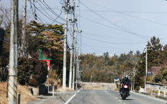 バイクで山道をゆっくり走っていたらスポーツカーに当て逃げされて崖から転落。そこで2日間過ごすことになって…