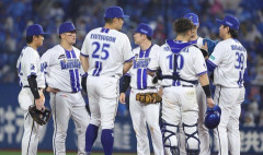 DeNA、戸柱の悪送球で同点許す…二塁カバーの勝又が捕れず、無人の外野をボールが転々…深沢の勝利が消える
