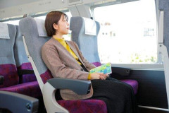【謎】スマホ普及以前の人類、電車の中で何をして時間を潰していたかガチで謎………