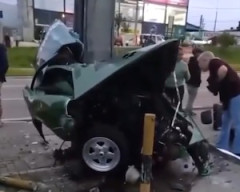 【動画】電柱に突っ込んだ車が千切れてしまう事故(((ﾟДﾟ)))