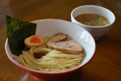 人々「つけ麺食うぞ！アッツアツのスープにヒエヒエの麺をつけて…っと」