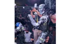 中国Engine AIのロボット「T800」、米インフルエンサーの男性を強烈なキックでなぎ倒す・・・（動画あり）