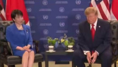 【悲報】高市早苗、目を見開いてメス顔でトランプを見つめるもトランプに顔をそむけられてしまう