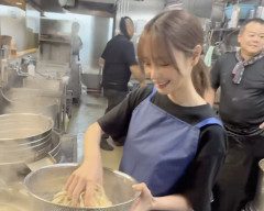 【悲報】ラーメン二郎さん、セクシー女優を厨房に立たせて大炎上してしまう・・・