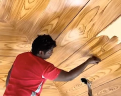 【動画】天井に手作業でリアルな木目調（フェイクウッド）を描く職人さん。