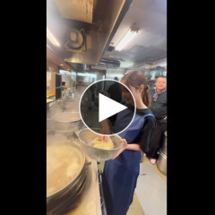 【動画】ラーメン二郎さん、セクシー女優を厨房に立たせて炎上
