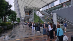 【悲報】東京駅、タクシーが来なさすぎてインバウンド客の大行列ができてしまう