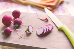 嫁の料理の腕前はどのくらいを求める？ レシピ見て作れればOK? 魚捌けるレベル？
