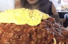 【難問】大食いYouTuberさん、生きる道が収益停止に