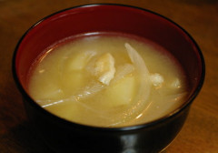 【論争】味噌汁にジャガイモ入れるのってアリ？ナシ？