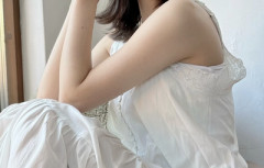 【朗報】人妻・夏菜(37)のビキニショット、太ももが・・・