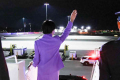「出す意味がわからない」映像のプロも苦笑…高市首相NY到着時の“エアお手振り”写真に猛ツッコミ…広報予算72億円要求も厳しい視線