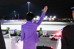 出す意味がわからない」映像のプロも苦笑…高市首相NY到着時の“エアお手振り”写真に猛ツッコミ