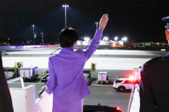出す意味がわからない」映像のプロも苦笑…高市首相NY到着時の“エアお手振り”写真に猛ツッコミ