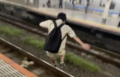 【衝撃映像】痴漢を疑われたチー牛、線路に飛び降り逃走するも足を負傷し無事捕まる・・・