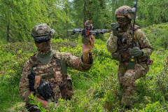 イタリア陸軍の山岳部隊旅団「アルピーニ」…高地でのドローン操作訓練などを実施！