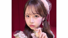 FRUITS ZIPPER松本かれん “聖子ちゃんカット”で「好きな人にチョコ渡す」様子公開!フリル×赤チェックのレトロガーリーな姿に「天性のアイドル」