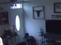 ふたりが薄暗い部屋の中でじゃれ合いだした。ちょっとやめてよ～♪ → こうなった…