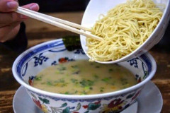 【衝撃】博多ラーメン店「替え玉するくらいなら最初から大盛り頼め」“替え玉文化”に一石を投じる