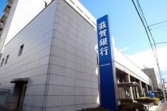 【悲報】銀行窓口「それ詐欺ですよ💦」甲賀の男性「引き出せないなら違う銀行にお金を移す😡」
