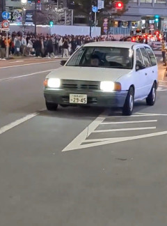 【悲報】渋谷のど真ん中で暴走！？改造ADバンが夜の街でド派手にバーンアウト、動画が炎上してしまう